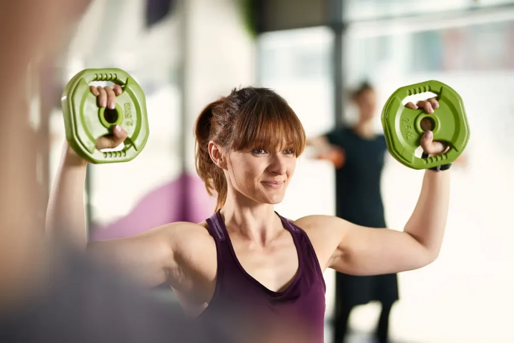 mujer haciendo ejercicio de fuerza cómo puedo reducir el exceso de piel en mi abdomen