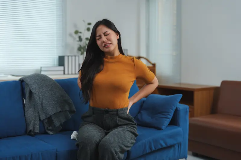 mujer con dolor de espalda por pechos reducción de pecho talla ideal