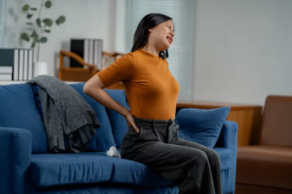 mujer con dolor lumbar por senos grandes dolor de espalda por senos grandes